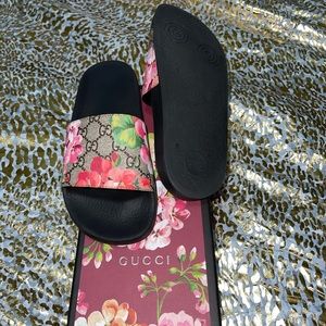 Flower print gucci slides